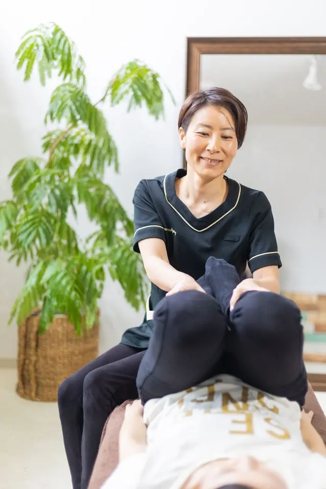 施術をおこなう女性スタッフ